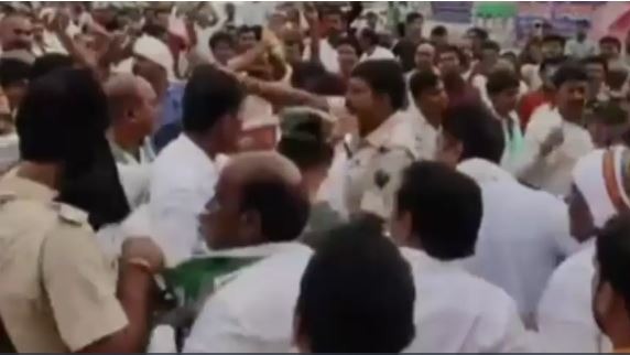 कार्यक्रम के दौरान भिड़ गए दो नेता (Photo: Screengrab)