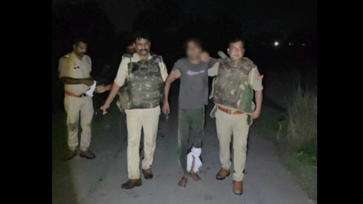 एनकाउंटर के बाद पशु तस्कर को पकड़कर ले जाते पुलिसकर्मी. (Photo: Screengrab)