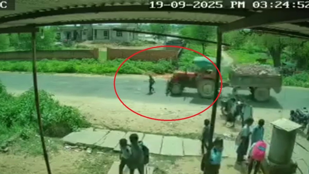 बच्ची को ट्रैक-ट्रॉली ने कुचला. (Photo: Screengrab)