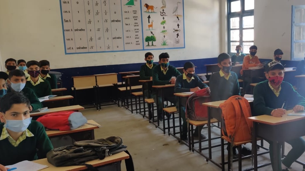 छात्रों और शिक्षकों के लिए मोबाइल फोन पूरी तरह प्रतिबंधित, हिमाचल प्रदेश शिक्षा विभाग का आदेश – Himachal Education department bans use mobile phones during school hours rttw 