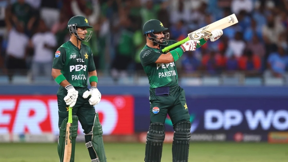 PAK बल्लेबाज साह‍िबजादा ने अर्धशतक जड़ते हुए क‍िया गन सेल‍िब्रेशन (Photo: AFP)