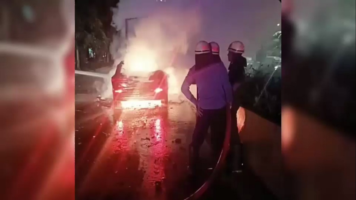 ऑडी कार भीषण दुर्घटना में जलकर खाक हो गई. (Photo: ITG)