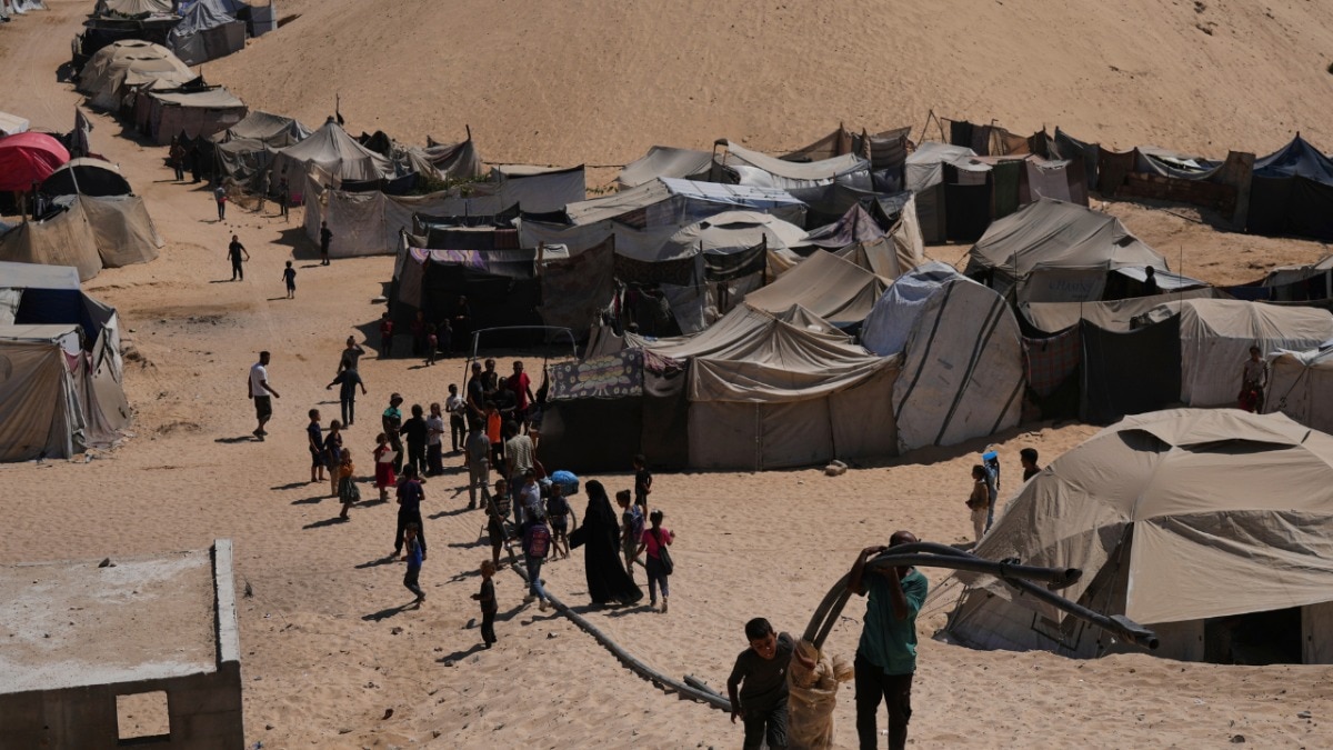 गाजा पट्टी में विस्थापितों के लिए टेंट कैंप लगाए गए गए हैं. (Photo- AP)