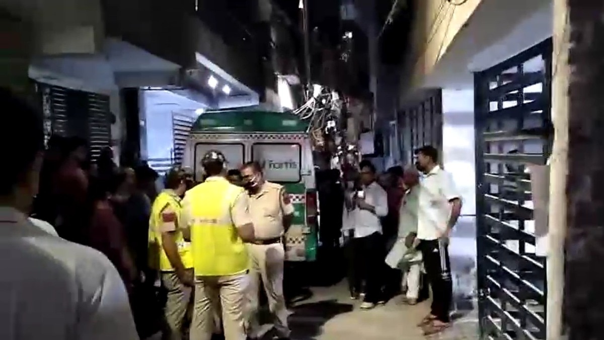 दिल्ली: फ्लैट में मिली महिला की 2 दिन पुरानी डेडबॉडी, बगल में बैठा था बैठा