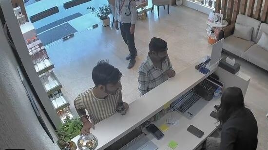 हेयर सैलून में पूजा की थाली से शख्स ने चुराए पैसे, वीडियो हुआ वायरल