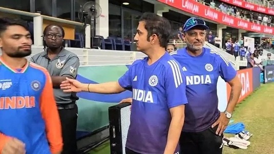 भारतीय खिलाड़ियों ने एक बार फिर पाकिस्तानी टीम से हाथ नहीं मिलाया. (Photo: Screegrab)