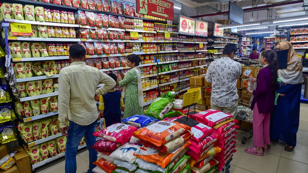 प्रयागराज के एक मॉल में खरीदारी करते ग्राहक. (PTI Photo)