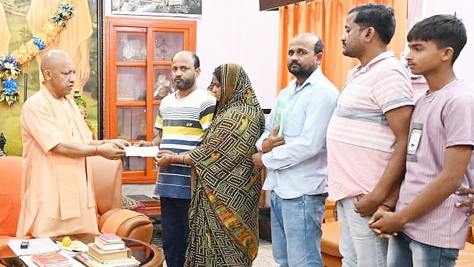 गोरखपुर मे दीपक के परिजनों से मिलकर सांत्वना देते मुख्यमंत्री योगी आदित्यनाथ (Photo: X/@myogioffice)