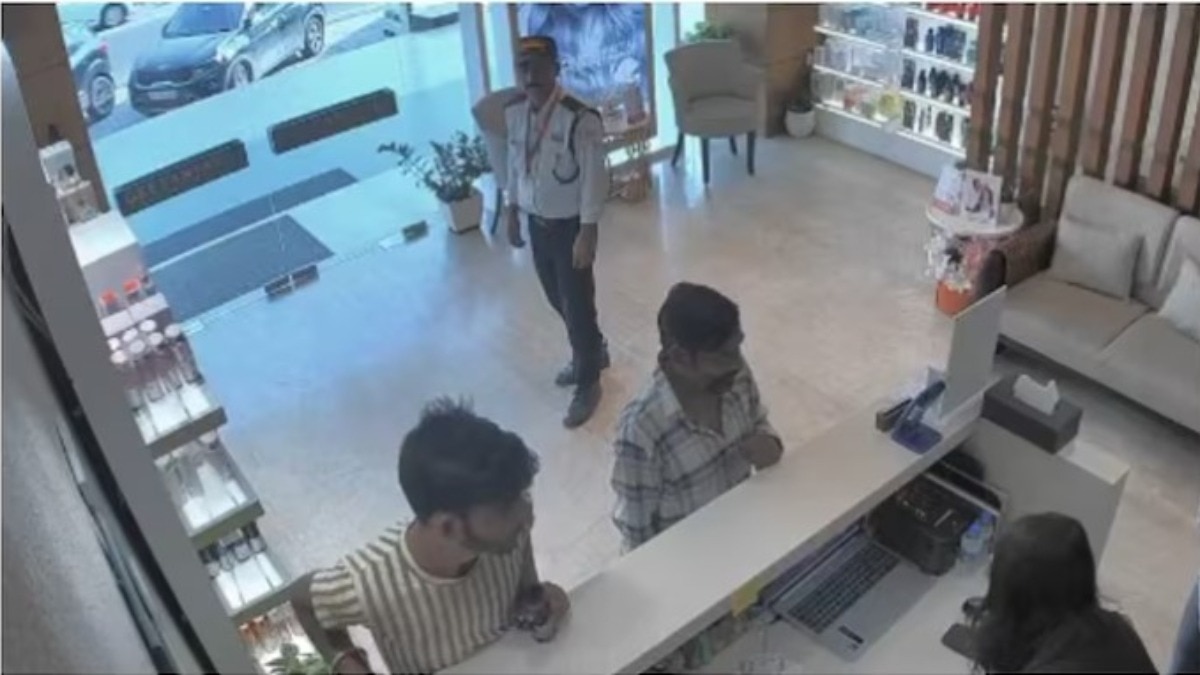 पूजा की थाली से नोट चुराने लगा शख्स, सिक्योरिटी गार्ड ने देखा और...CCTV फुटेज वायरल