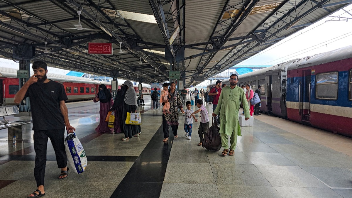 TTE ने टिकट चेक करने के बाद भेजा इंस्टा रिक्वेस्ट, महिला बोली– प्राइवेसी का क्या?