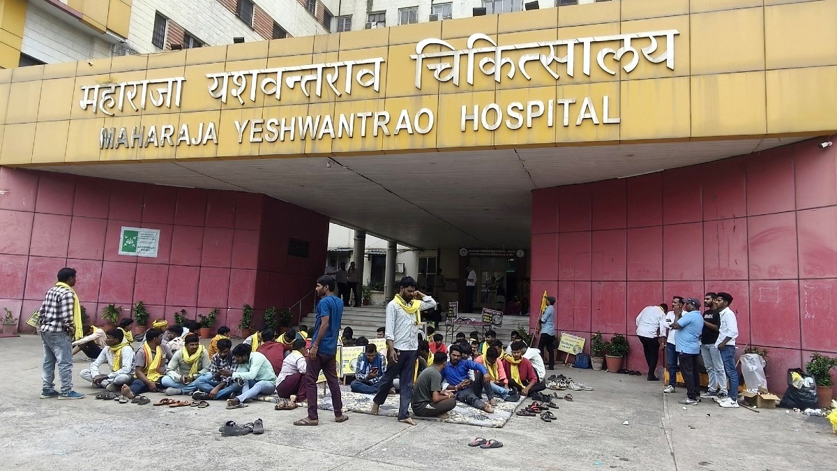 MYH के बाहर जयस का प्रदर्शन. (Photo:X/@Radhejat1983)