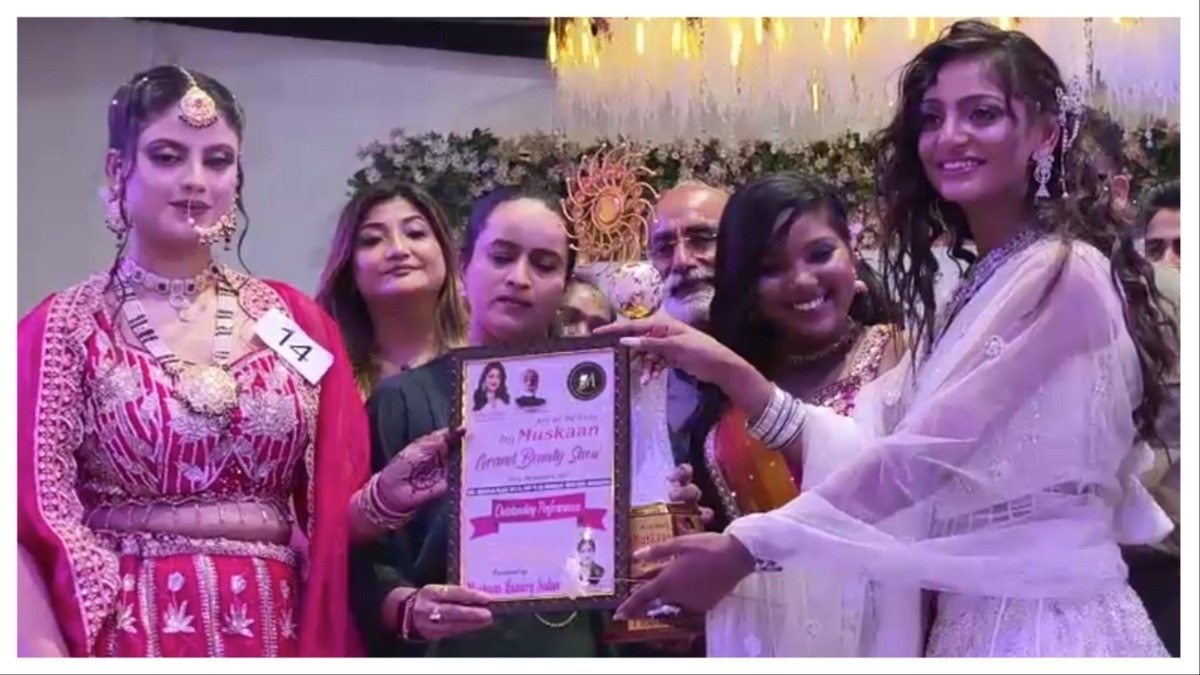 मोनालिसा रुद्राक्ष की माला बेचकर वायरल हो गईं थीं. (Photo: Screengrab)