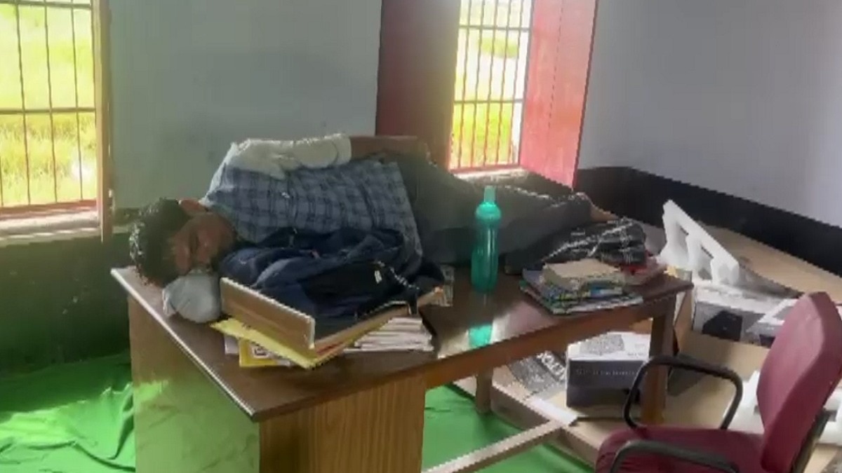 स्कूल में ही सो जाता था टीचर. (Photo: Screengrab)
