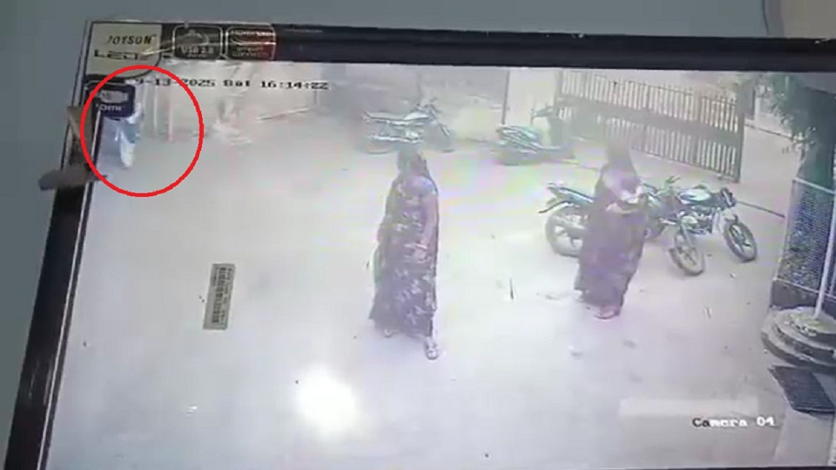 घटना CCTV में कैद हो गई. (Photo: Screengrab)