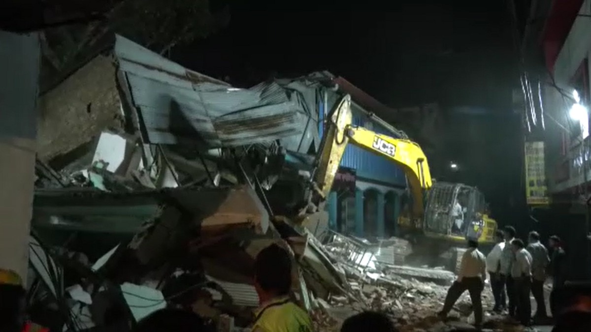 इंदौर के रानीपुरा में बिल्डिंग गिरने से 2 लोगों की मौत, अस्पताल पहुंचाए गए 12 घायल – building collapse Jawahar Marg Indore Madhya Pradesh rescue operations ntc