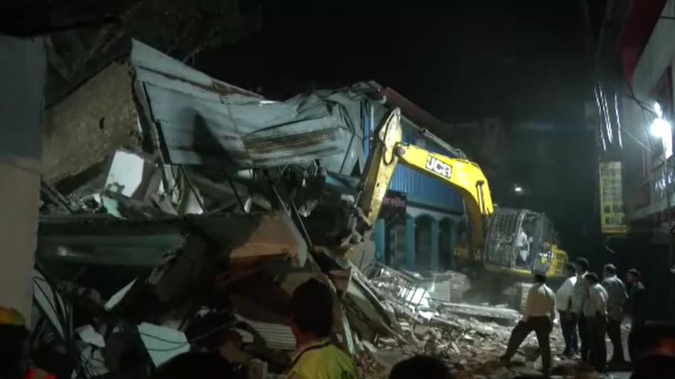 ब्रेकिंग : दो जर्जर इमारतें गिरीं, 19 की मौत ब्रेकिंग : दो जर्जर इमारतें गिरीं, 19 की मौत