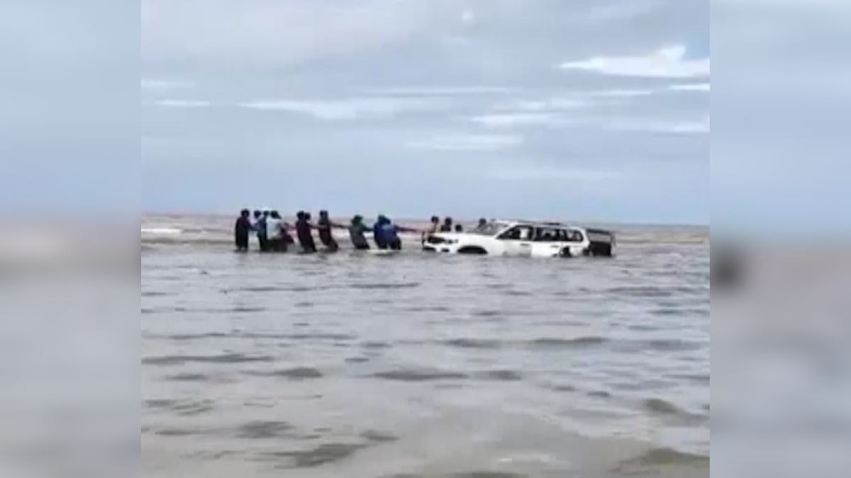 समुद्र किनारे लगा दी स्कॉर्पियो, धंसी रेत में और बढ़ गया वाटर लेवल...भीड़ ने ऐसे निकाली बाहर