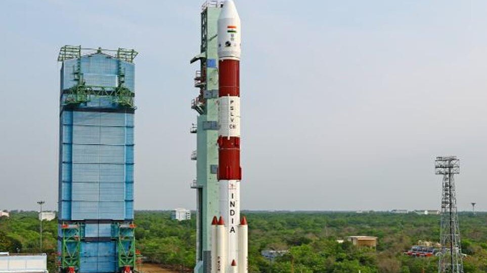 भारतीय अंतरिक्ष अनुसंधान संगठन (ISRO) के विक्रम साराभाई अंतरिक्ष केंद्र (VSSC) ने साइंटिस्ट/इंजीनियर-एससी पदों के लिए भर्ती निकाली है. आवेदन की आखिरी तारीख 6 अक्टूबर 2025 है. ( Photo: Isro.gov.in)