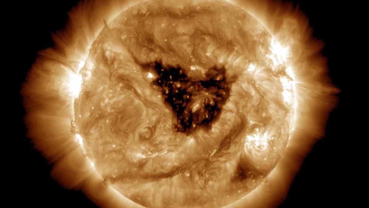 सूरज ने धरती को भेजा प्यार भरा दिल… सोलर सिस्टम का रोमांटिक सरप्राइज – The Sun Sent a Love Filled Heart to Earth
