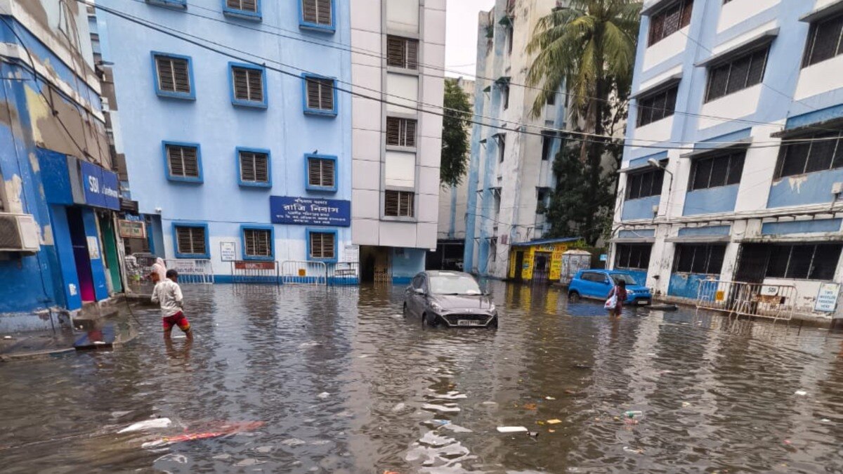 पानी-पानी कोलकाता... हावड़ा स्टेशन के यार्ड में भरा बारिश का पानी, मेट्रो सेवाएं भी बाधित, करंट लगने से 5 की मौत