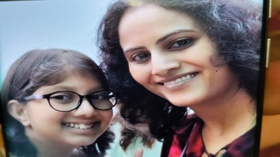 A student with mother, who died in school under suspicious circumstances. (File photo: bhupender chaudhary/itg) A student with mother, who died in school under suspicious circumstances. (File photo: bhupender chaudhary/itg)