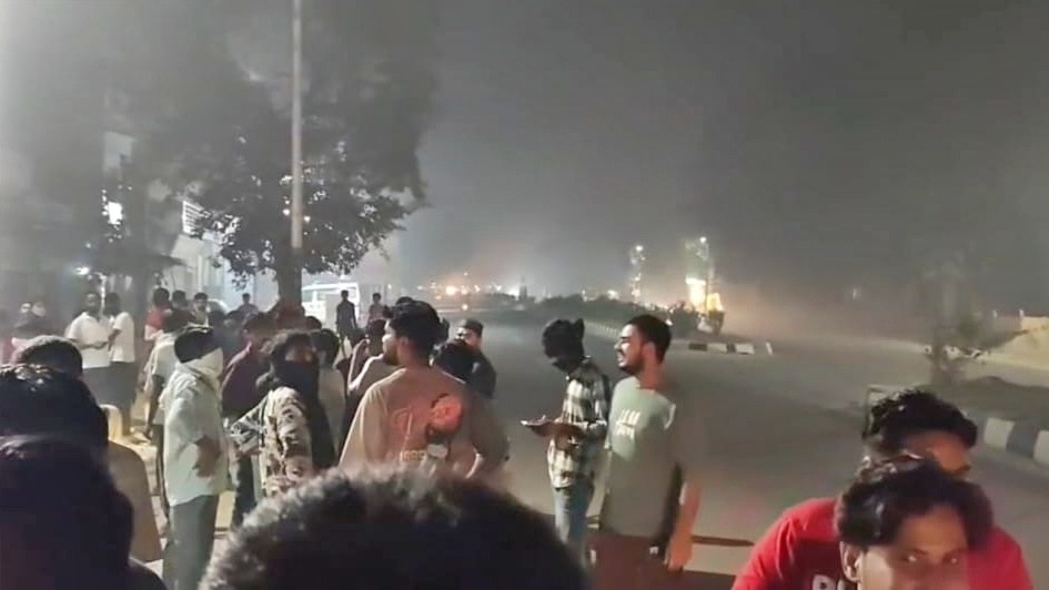 People took to streets due to gas leak in Amroha (Photo- ITG)