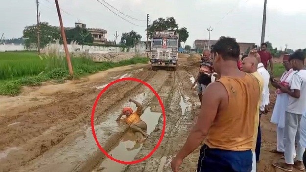 कीचड़ में लेटकर प्रदर्शन करते नेता जी (Photo- ITG)