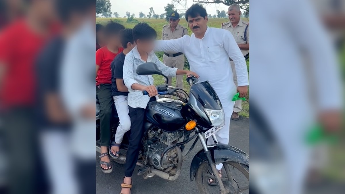 बाइक पर निकले बच्चों को विधायक ने रोका.(Photo:Screengrab)