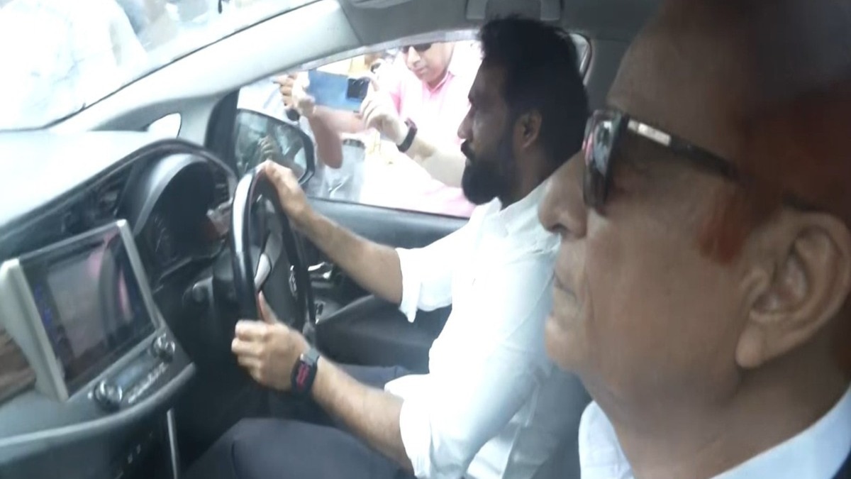 सीतापुर जेल से बाहर आए आज़म ख़ान