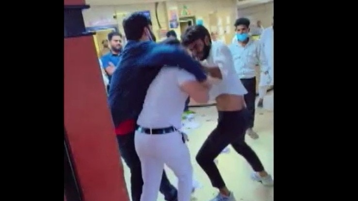 हॉस्पिटल में एक दूसरे से मारपीट करते कर्मचारी. (Photo: Screengrab)
