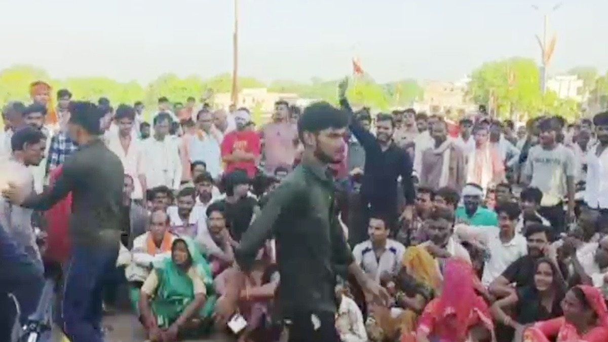 नदी के पुल पर किसानों ने लगाया जाम.(Photo:Screengrab)