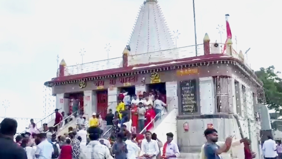 मैहर मंदिर परिसर में उमड़ी श्रद्धालुओं की उमड़ी भीड़.(Photo:Screengrab)