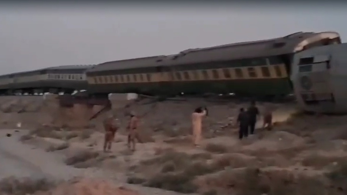 जाफर एक्सप्रेस के डिब्बे धमाके के बाद पलट गए और कई डिब्बे पटरी से उतर गए. (Photo- Screengrab)