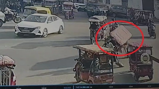 Video: लापरवाह ई-रिक्शा ड्राइवर ने छीनी मासूम की जिंदगी, दो सहेलियां समेत 3 घायल