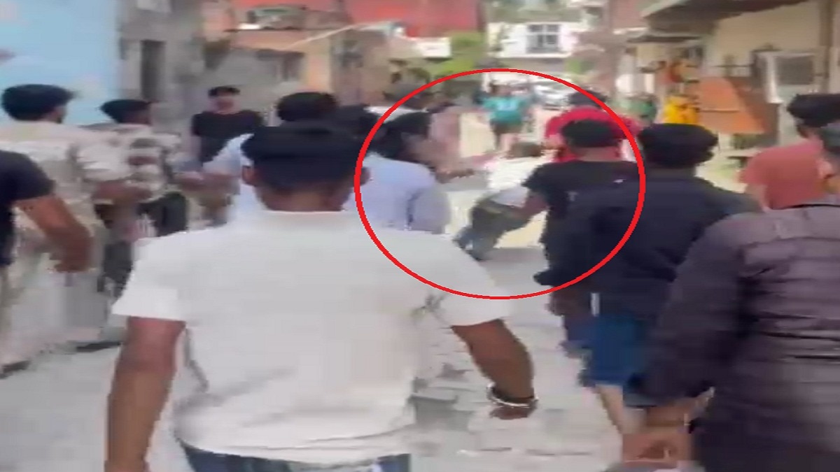 21 सितंबर को नौशाद वापस आया तो लोगों ने जमकर पीटा. (Photo: Screengrab)