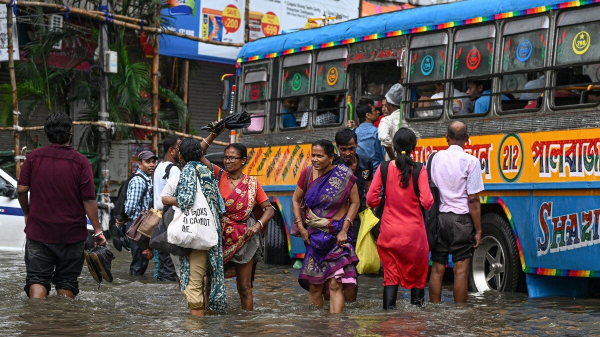 कोलकाता में बारिश से पंडाल और बाजार डूबे (Photo: PTI)