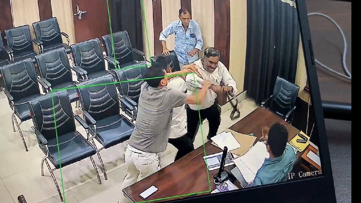 बेसिक शिक्षा अधिकारी से बात कर रहा था टीचर, फिर मेज पर पटकी फाइल और लगा बेल्ट से पीटने, Video – sitapur teacher beats basic rducation officer with belt lclnt