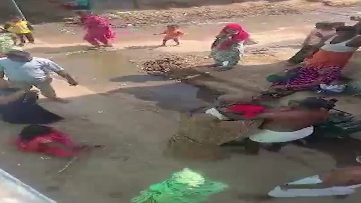 इस लड़ाई में महिलाओं-बच्चियों तक को पीटा गया (Photo: Screengrab)