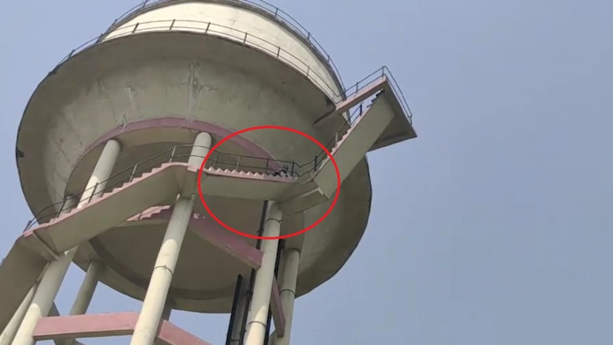 पानी की टंकी पर चढ़ा मेडिकल कॉलेज का कुक. (Photo: Screengrab)