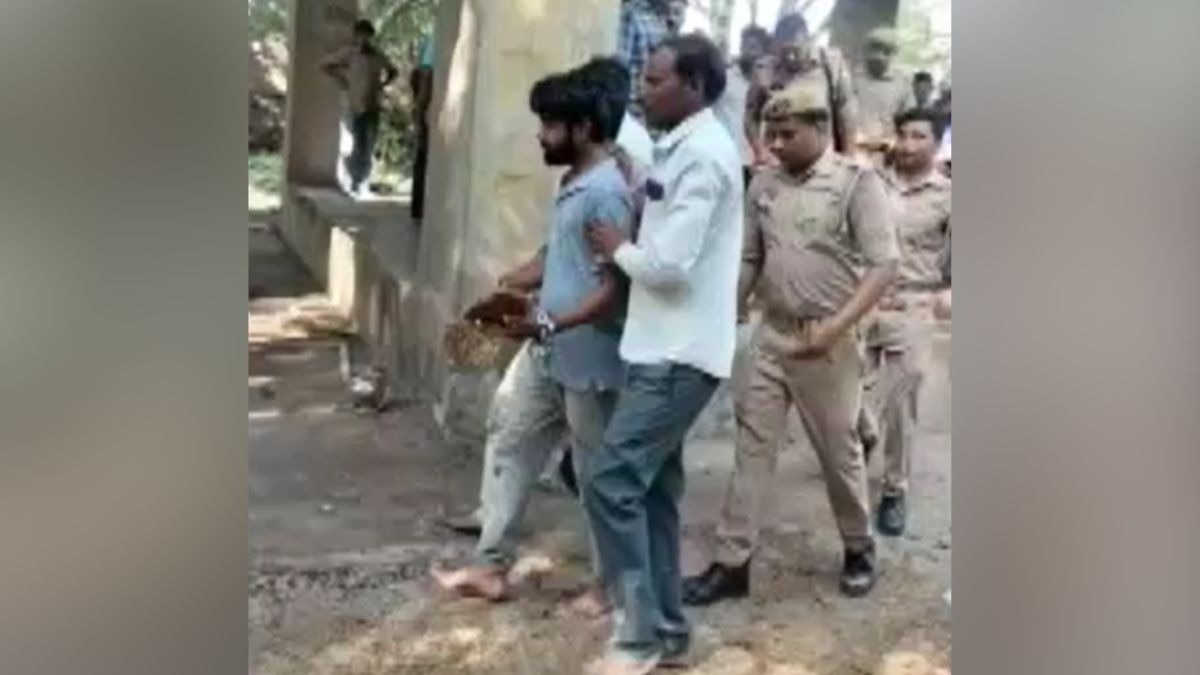 हथकड़ी में पिता के अंतिम संस्कार में पहुंचा बेटा. (Photo: Screengrab)