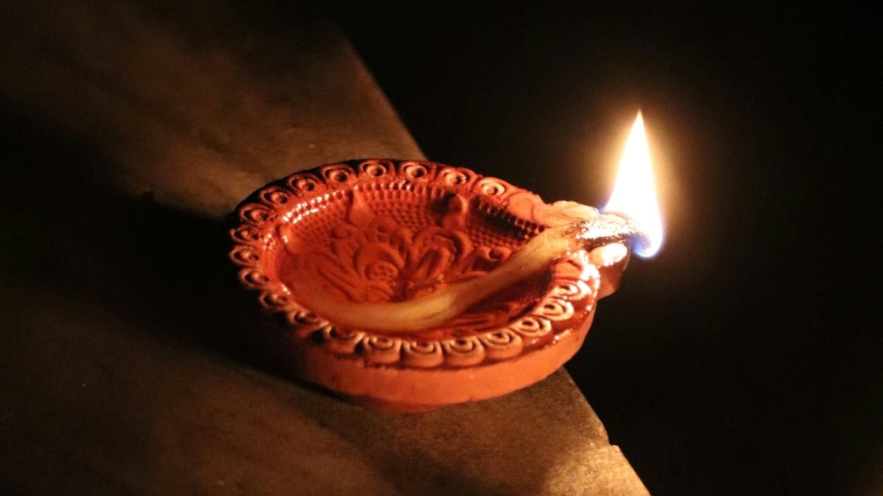 દિવાળી પર ક્યારેય ન ભૂલતા આ ભૂલ! જાણો પૂજામાં નવો દીવો પ્રગટાવવો કેમ છે જરૂરી 2 Diya Lighting Rules