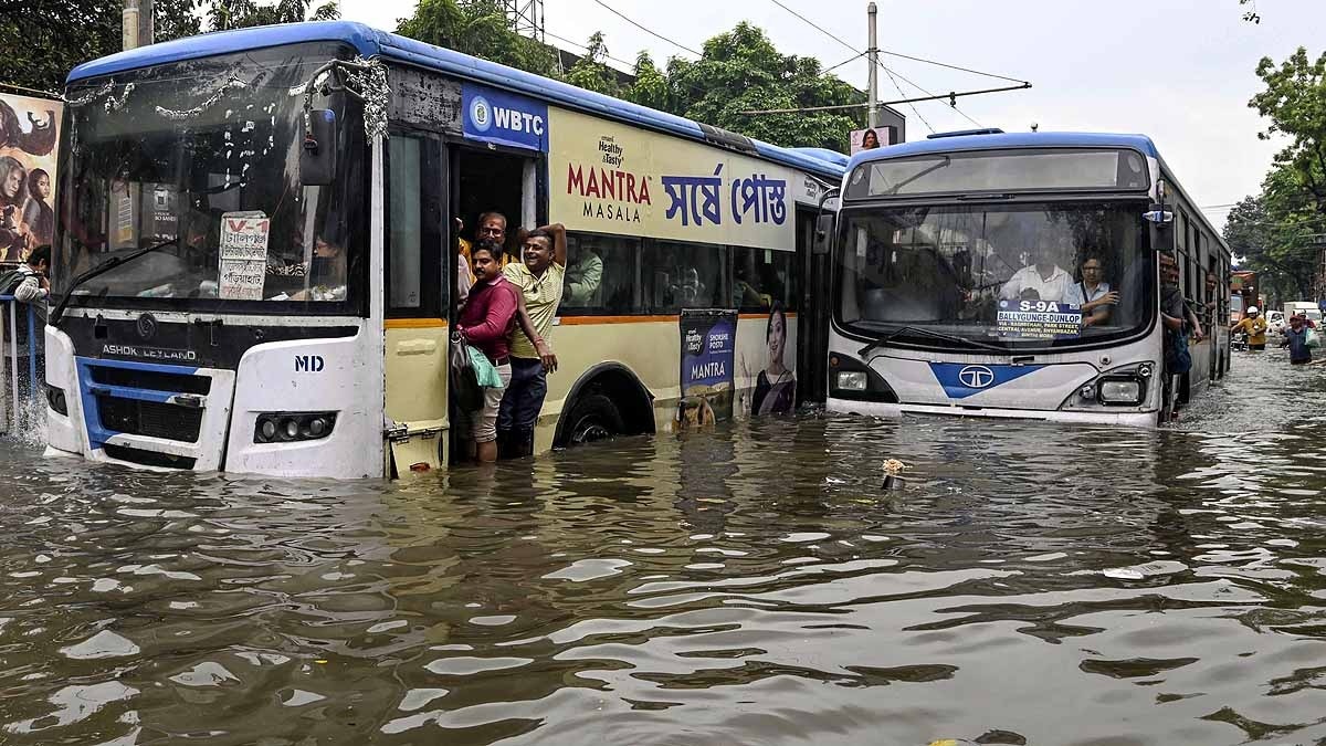 कोलकाता में बारिश के बाद पानी से भरी सड़क पर चलती हुई बस. (Photo: PTI)