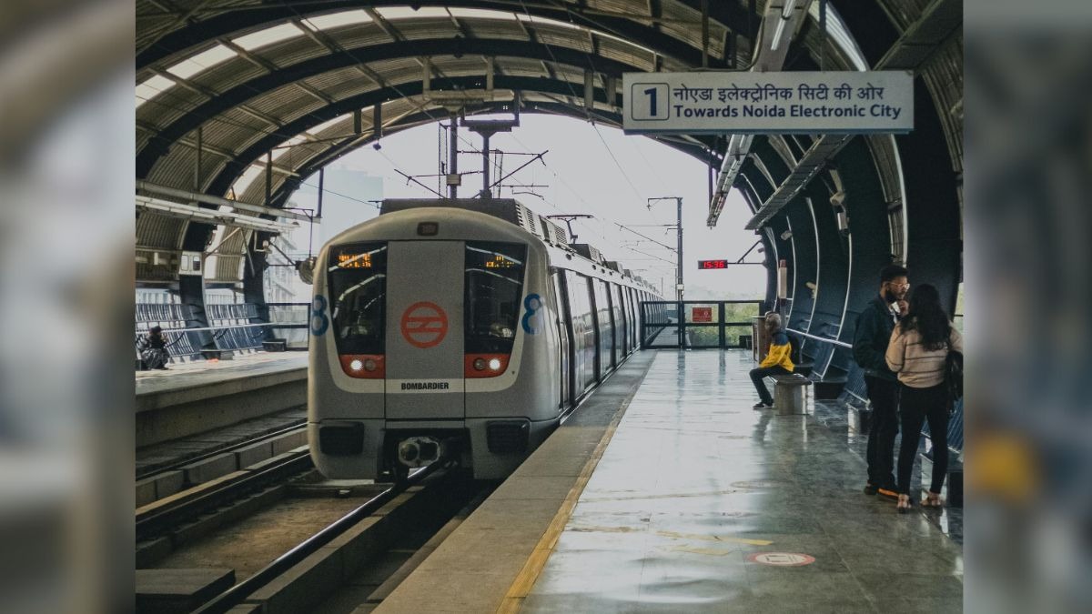 फिर वायरल हो रहा मेट्रो में टॉयलेट करने वाले शख्स का वीडियो, क्या है इसकी सच्चाई