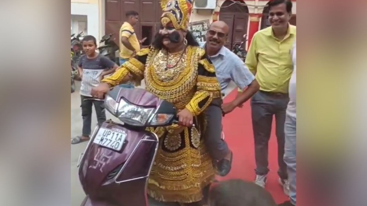 स्कूटी पर सवार हुआ रावण. (Photo: Screengrab)