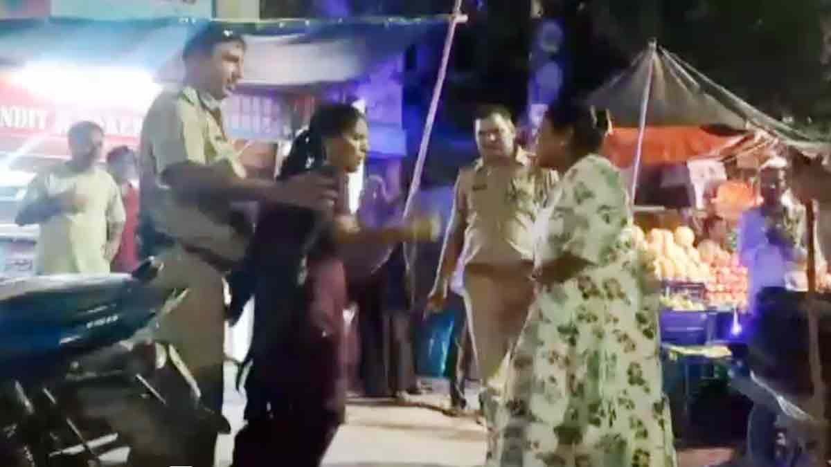 चौराहे पर दो महिलाओं के बीच जमकर हुई मारपीट (Photo: Screengrab)