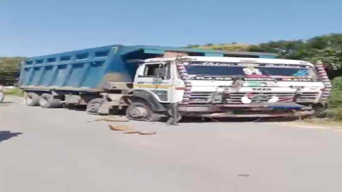 डंपर ने बाइक सवार युवकों को कुचला (Photo: Screengrab)