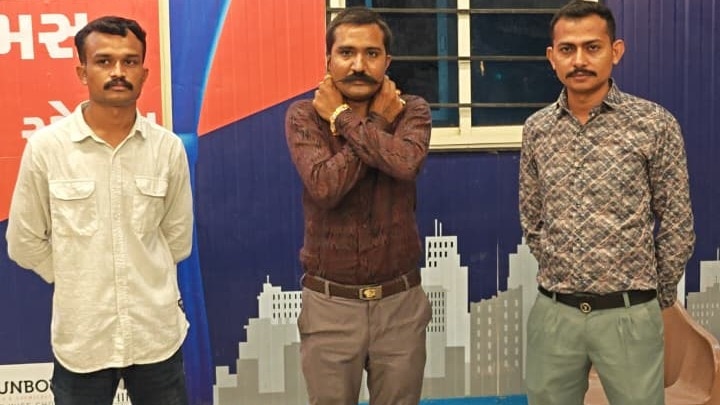 Fake police sub-inspector at Navratri Garba panda