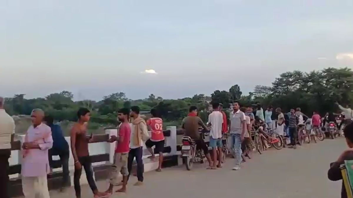 बच्चों के साथ पुल से महिला ने लगाई छलांग. (Photo: ITG)