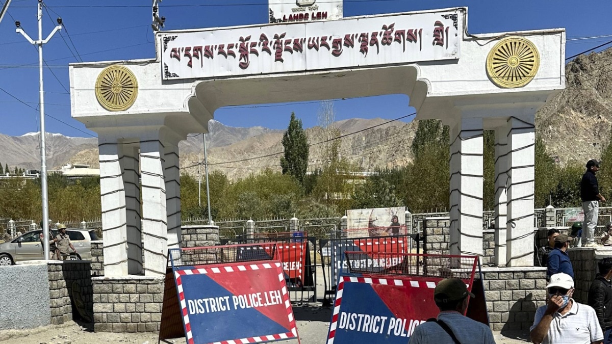  बुधवार को लेह में परिषद सचिवालय के बाहर भीड़ ने बवाल किया था. (फोटो- पीटीआई)