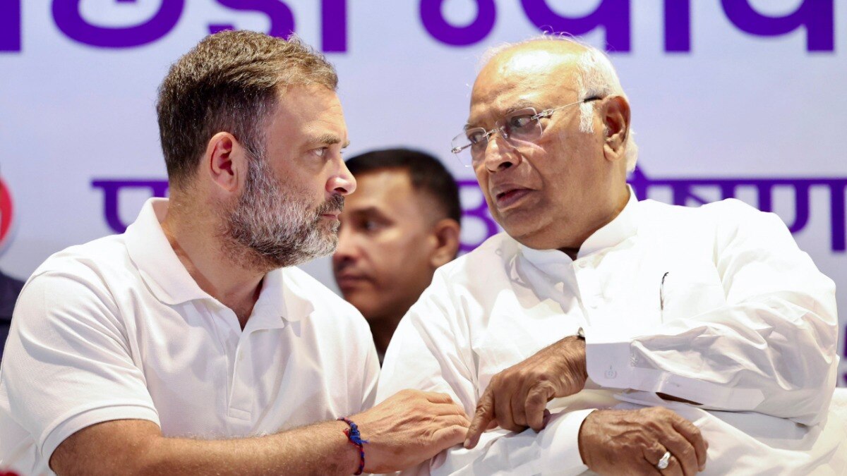 पटना में कांग्रेस की बैठक के दौरान पार्टी अध्यक्ष मल्लिकार्जुन खड़गे और लोकसभा में विपक्ष के नेता राहुल गांधी. (Photo- PTI)